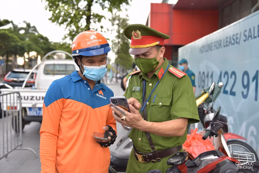 Trong những ngày đầu thực hiện nhiều người dân vẫn chưa hiểu rõ, lực lượng chức năng phường đã hướng dẫn và nhắc nhở.