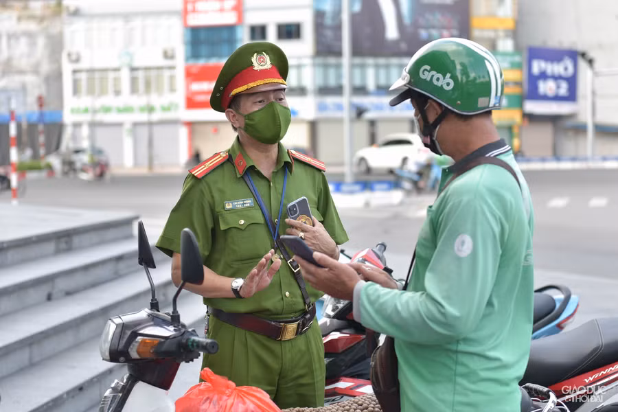 Nhiều phường tiến hành kiểm tra, xử lý người dân ra đường không có lý do chính đáng theo đúng Chỉ thị 17 của TP Hà Nội.