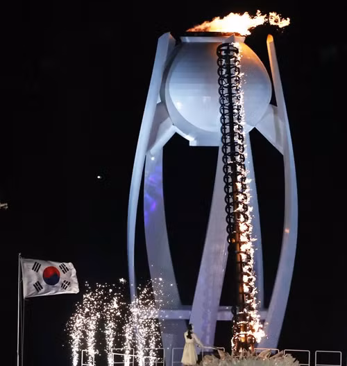 Các nghệ sĩ hát ca khúc Imagine trong hình chú chim hòa bình được "vẽ" bằng hàng ngàn ngọn nến