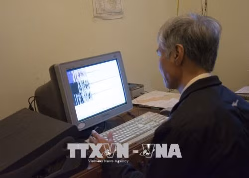 Ông Nguyễn Thái Sơn, Trạm trưởng Trạm Quan sát địa chấn thành phố Điện Biên Phủ (Điện Biên) kiểm tra dao động của động đất xảy ra ngày 9/1. Ảnh: TTXVN