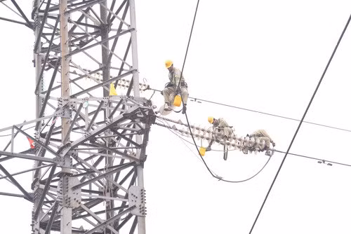 Những ngày giáp Tết, người thợ truyền tải điện vẫn miệt mài làm việc trên đường dây. Ảnh: VGP