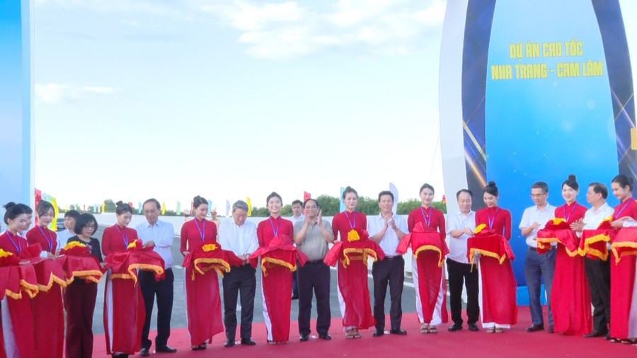 Thủ tướng Chính phủ Phạm Minh Chính cắt băng khánh thành cao tốc. Thủ tướng Chính phủ Phạm Minh Chính cắt băng khánh thành cao tốc.