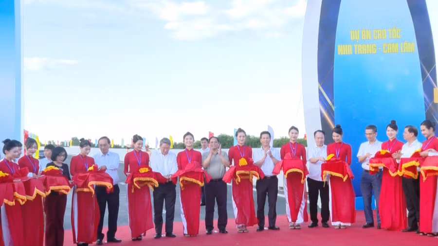 Thủ tướng Chính phủ Phạm Minh Chính cắt băng khánh thành cao tốc.