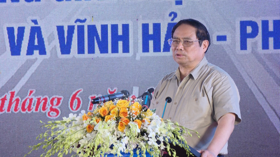 Thủ tướng Chính phủ Phạm Minh Chính đánh giá cao sự nỗ lực của các đơn vị để đưa dự án cao tốc vào khai thác. Thủ tướng Chính phủ Phạm Minh Chính đánh giá cao sự nỗ lực của các đơn vị để đưa dự án cao tốc vào khai thác.