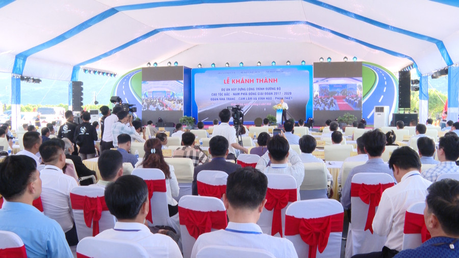 Khánh thành tuyến cao tốc Nha Trang – Cam Lâm. Khánh thành tuyến cao tốc Nha Trang – Cam Lâm.