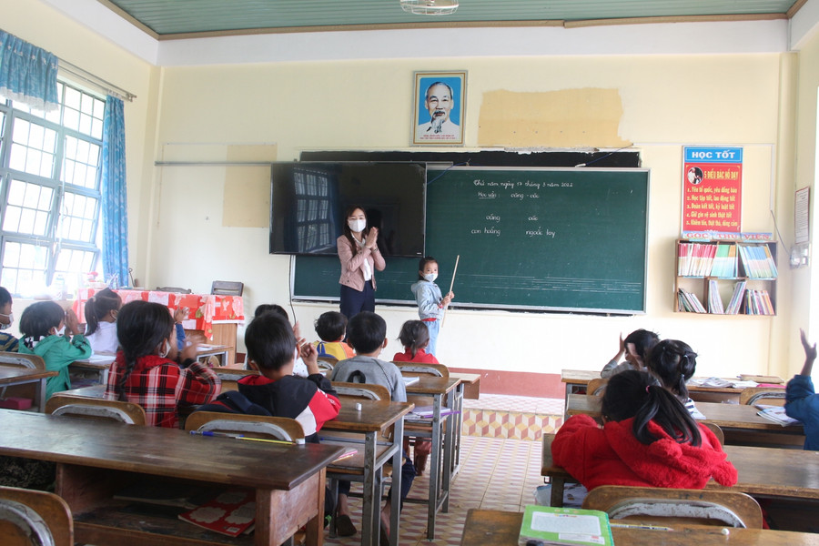 Giáo viên trường PTDT Bán trú Tiểu học Lê Văn Tám tận tình hướng dẫn cho học sinh. Giáo viên trường PTDT Bán trú Tiểu học Lê Văn Tám tận tình hướng dẫn cho học sinh.