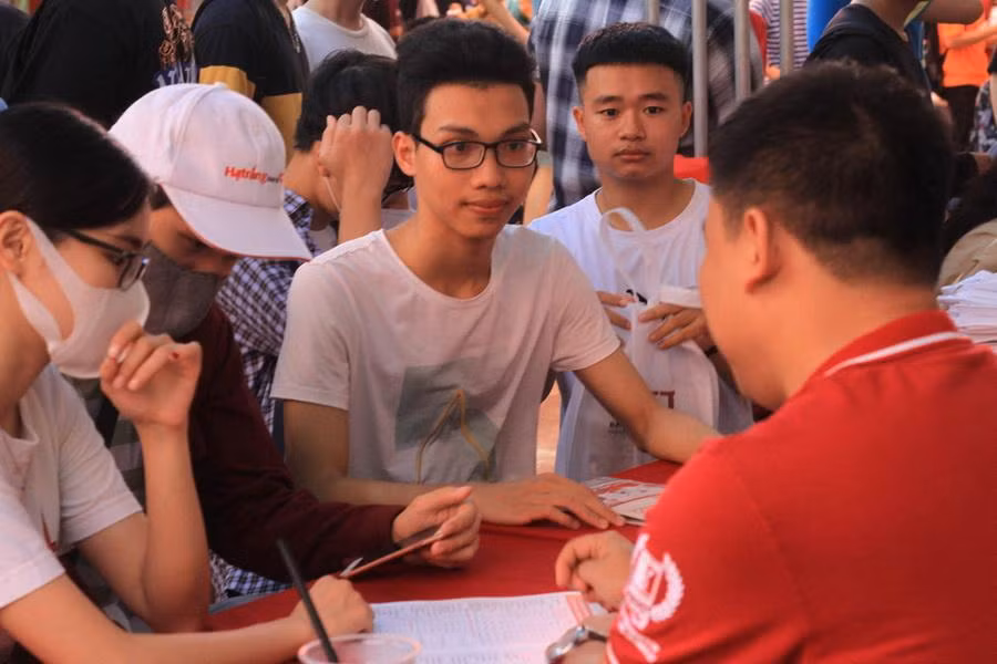 Thí sinh tham dự ngày hội tư vấn tuyển sinh, hướng nghiệp năm 2022.