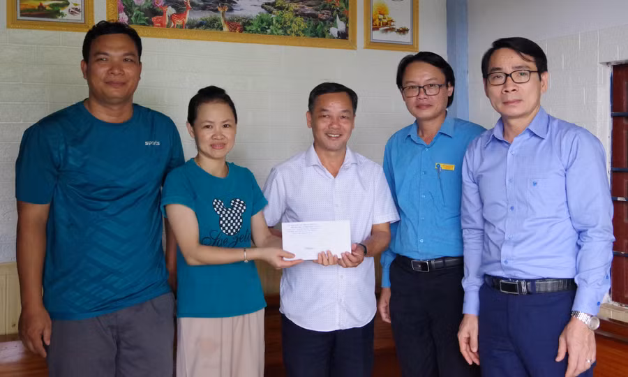 Tặng quà, động viên nữ nhân viên mắc bệnh hiểm nghèo huyện Gio Linh. Ảnh: CĐ.