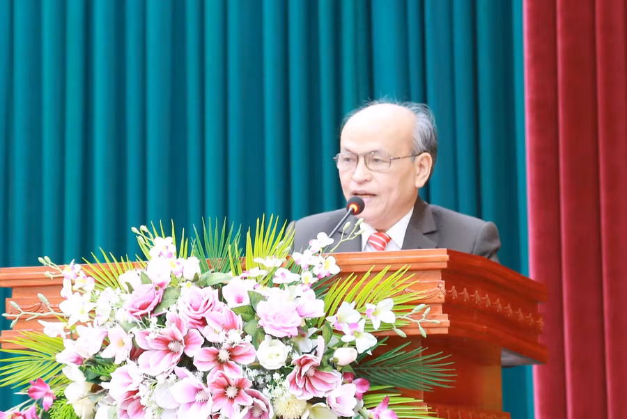 Chủ tịch Hội cựu giáo chức tỉnh Quảng Trị - ông Nguyễn Thanh Bình khái quát về những đóng góp của đội ngũ nhà giáo đã nghỉ hưu.