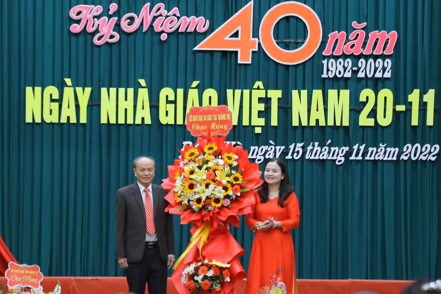 Lãnh đạo Sở GD&ĐT Quảng Trị tặng hoa chúc mừng Hội cựu giáo chức nhân Kỷ niệm 40 năm ngày Nhà giáo Việt Nam.