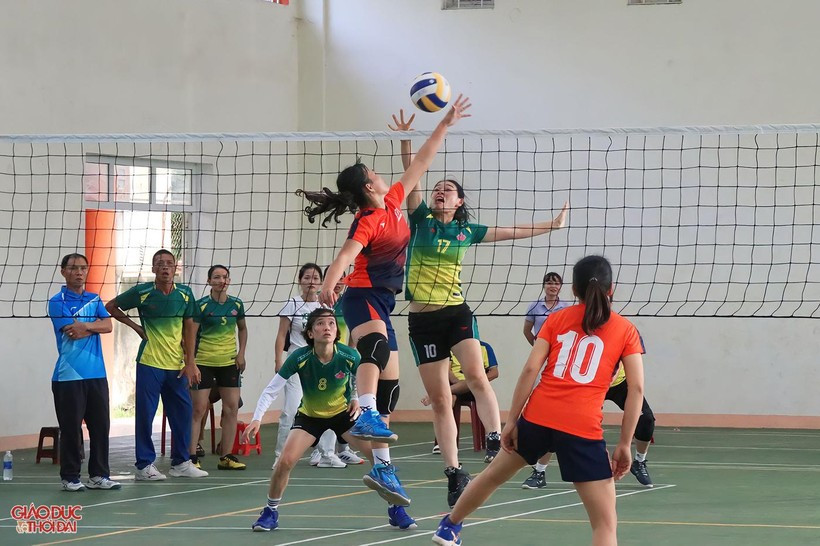 Giải bóng chuyền tăng cường giao lưu, trao đổi giữa giáo viên và cán bộ quản lý giáo dục 6 tỉnh Bắc Trung bộ.