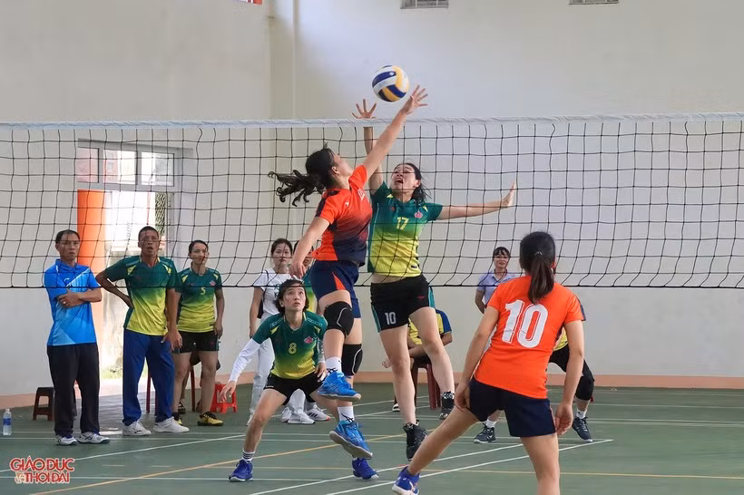 Giải bóng chuyền tăng cường giao lưu, trao đổi giữa giáo viên và cán bộ quản lý giáo dục 6 tỉnh Bắc Trung bộ.