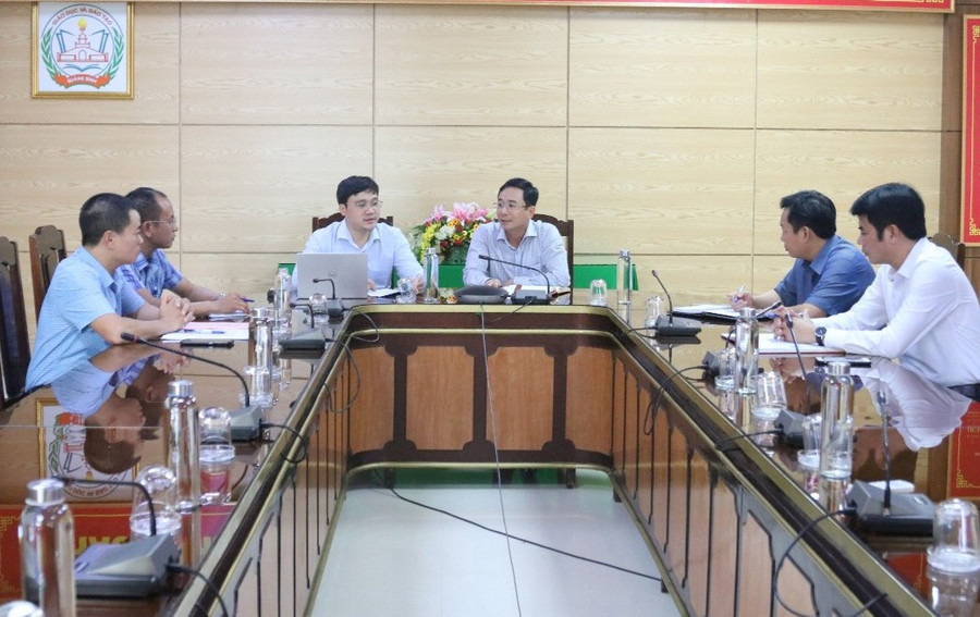 Ông Đặng Ngọc Tuấn - Giám đốc Sở GD&amp;ĐT tỉnh Quảng Bình, Trưởng Cụm thi đua số 6 Bộ GD&amp;ĐT trao đổi các nội dung liên quan đến giải bóng chuyền.