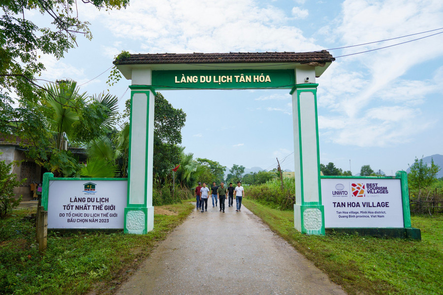 Làng du lịch Tân Hóa thu hút nhiều du khách đến tham quan. Làng du lịch Tân Hóa thu hút nhiều du khách đến tham quan.