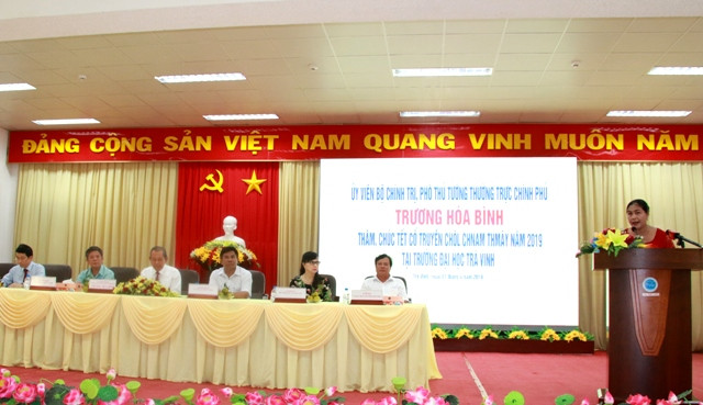 Phó Hiệu trưởng Thạch Thị Dân báo cáo với Phó Thủ tướng Phó Hiệu trưởng Thạch Thị Dân báo cáo với Phó Thủ tướng