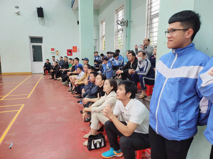 Khán giả cổ vũ nhiệt tình cho các đội thi đấu. Khán giả cổ vũ nhiệt tình cho các đội thi đấu.