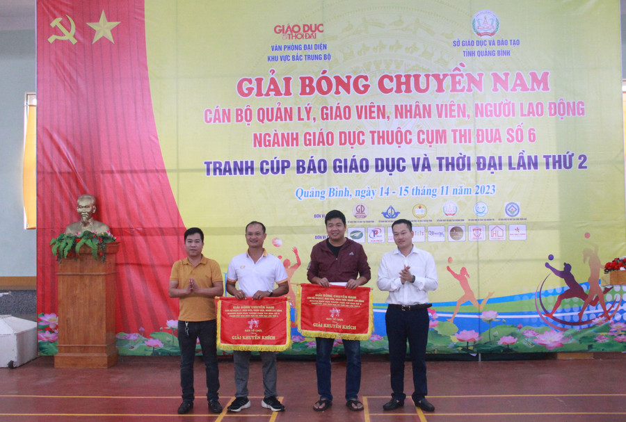 Đại diện Ban tổ chức trao 2 giải Khuyến khích cho đội bóng Quảng Trị và Thừa Thiên - Huế. Đại diện Ban tổ chức trao 2 giải Khuyến khích cho đội bóng Quảng Trị và Thừa Thiên - Huế.