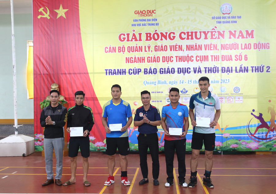 Ban tổ chức trao giải cá nhân đối với các cầu thủ xuất sắc nhất. Ban tổ chức trao giải cá nhân đối với các cầu thủ xuất sắc nhất.