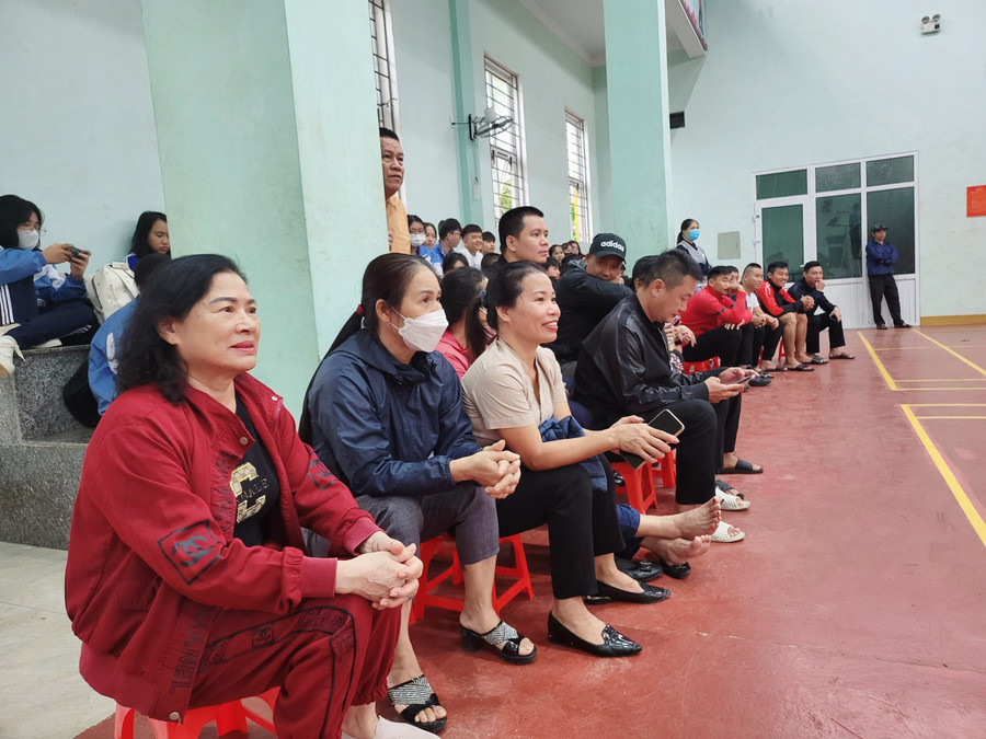 Khán giả cổ vũ nhiệt tình cho các đội thi đấu. Khán giả cổ vũ nhiệt tình cho các đội thi đấu.