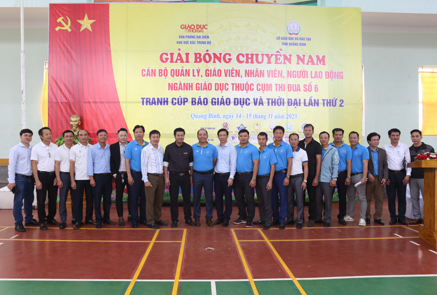 Ban tổ chức động viên đội ngũ trọng tài tham gia điều hành giải đấu. Ban tổ chức động viên đội ngũ trọng tài tham gia điều hành giải đấu.