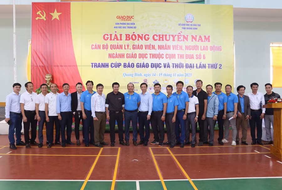 Ban tổ chức động viên đội ngũ trọng tài tham gia điều hành giải đấu.