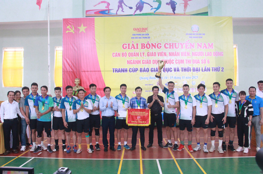 Nhà báo Nguyễn Văn Dũng - Trưởng Văn phòng Báo GD&TĐ khu vực miền Trung - Tây Nguyên và ông Nguyễn Đình Hải – Phó Giám đốc Sở GD&ĐT, Phó Trưởng Ban tổ chức giải trao giải Nhất cho đội Nghệ An. Nhà báo Nguyễn Văn Dũng - Trưởng Văn phòng Báo GD&TĐ khu vực miền Trung - Tây Nguyên và ông Nguyễn Đình Hải – Phó Giám đốc Sở GD&ĐT, Phó Trưởng Ban tổ chức giải trao giải Nhất cho đội Nghệ An.