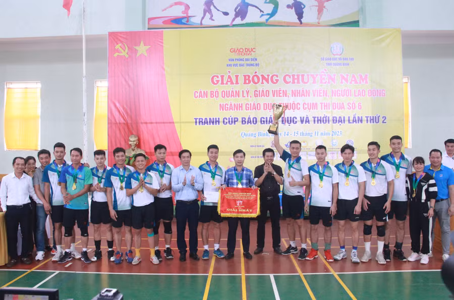 Nhà báo Nguyễn Văn Dũng - Trưởng Văn phòng Báo GD&amp;TĐ khu vực miền Trung - Tây Nguyên và ông Nguyễn Đình Hải – Phó Giám đốc Sở GD&amp;ĐT, Phó Trưởng Ban tổ chức giải trao giải Nhất cho đội Nghệ An.