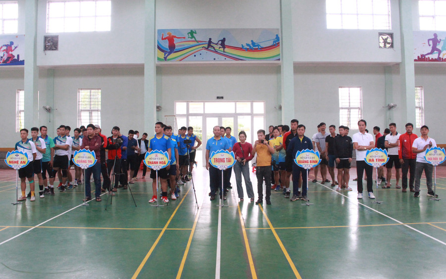 Các đội bóng từ các Sở GD&ĐT tham gia Lễ khai mạc. Các đội bóng từ các Sở GD&ĐT tham gia Lễ khai mạc.