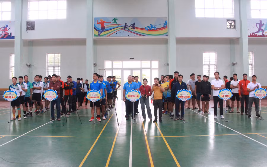 Các đội bóng từ các Sở GD&amp;ĐT tham gia Lễ khai mạc.