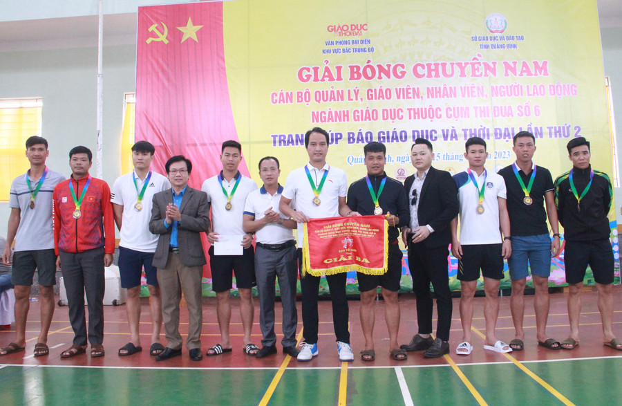 Đại diện Ban tổ chức trao 2 giải Ba cho đội Hà Tĩnh và Quảng Bình. Đại diện Ban tổ chức trao 2 giải Ba cho đội Hà Tĩnh và Quảng Bình.