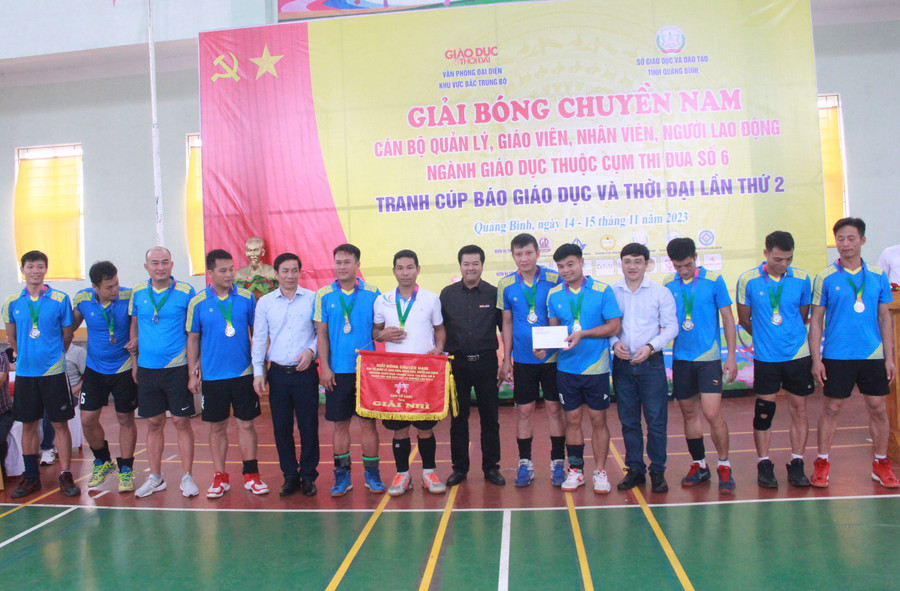 Nhà báo Nguyễn Văn Dũng - Trưởng Văn phòng Báo GD&TĐ khu vực miền Trung - Tây Nguyên và ông Nguyễn Đình Hải – Phó Giám đốc Sở GD&ĐT, Phó Trưởng Ban tổ chức giải trao giải Nhì cho đội Thanh Hóa. Nhà báo Nguyễn Văn Dũng - Trưởng Văn phòng Báo GD&TĐ khu vực miền Trung - Tây Nguyên và ông Nguyễn Đình Hải – Phó Giám đốc Sở GD&ĐT, Phó Trưởng Ban tổ chức giải trao giải Nhì cho đội Thanh Hóa.