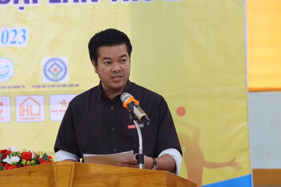 Nhà báo Nguyễn Văn Dũng - Trưởng Văn phòng Báo GD&amp;TĐ khu vực miền Trung - Tây Nguyên phát biểu tổng kết giải đấu.