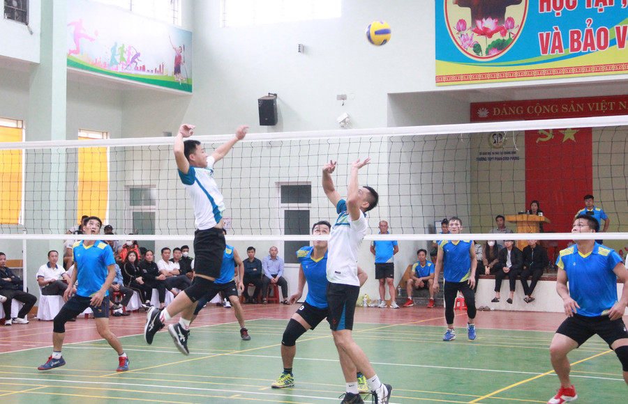 Trận chung kết diễn ra đầy gay cấn, kịch liệt. Trận chung kết diễn ra đầy gay cấn, kịch liệt.