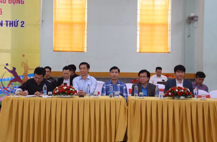 Lãnh đạo các đơn vị tham dự lễ bế mạc.