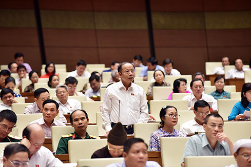 Đại biểu Nguyễn Văn Thân (Thái Bình) đặt câu hỏi chất vấn Bộ trưởng GD&ĐT. Ảnh ĐBND