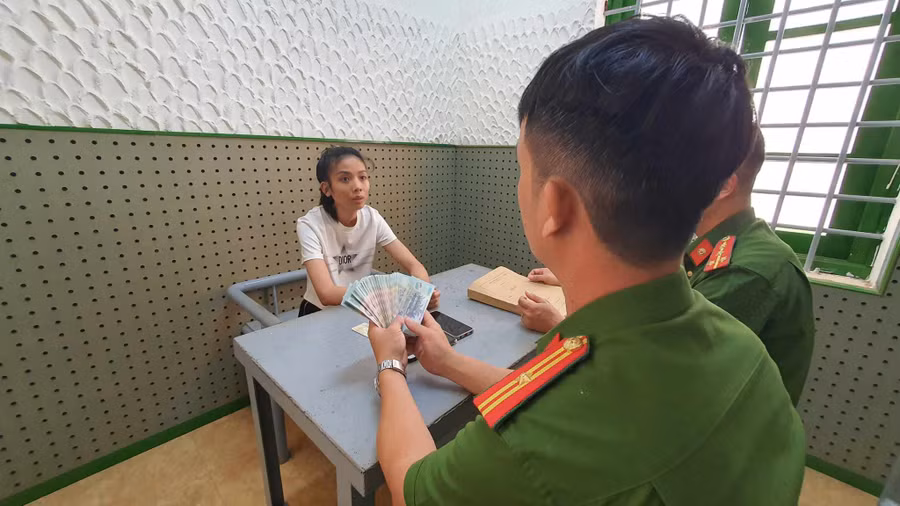 Cơ quan Công an làm việc với Hoài. (Ảnh: TT)