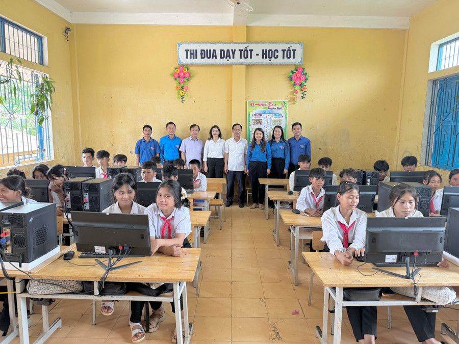 Phòng tin học tặng Trường PTDTBT TH&THCS Ba Tầng trị giá 80 triệu đồng. Phòng tin học tặng Trường PTDTBT TH&THCS Ba Tầng trị giá 80 triệu đồng.