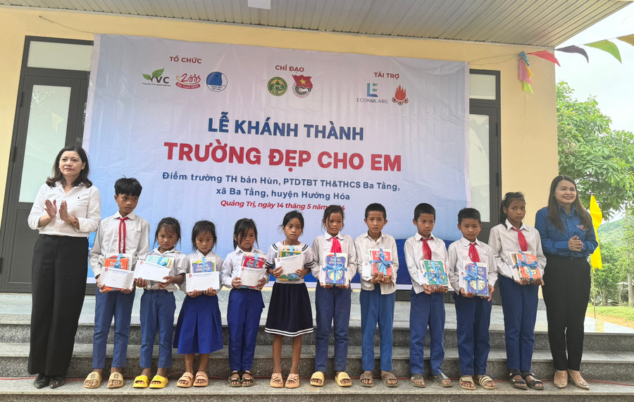 10 suất quà tặng học sinh khó khăn vùng biên giới. 10 suất quà tặng học sinh khó khăn vùng biên giới.