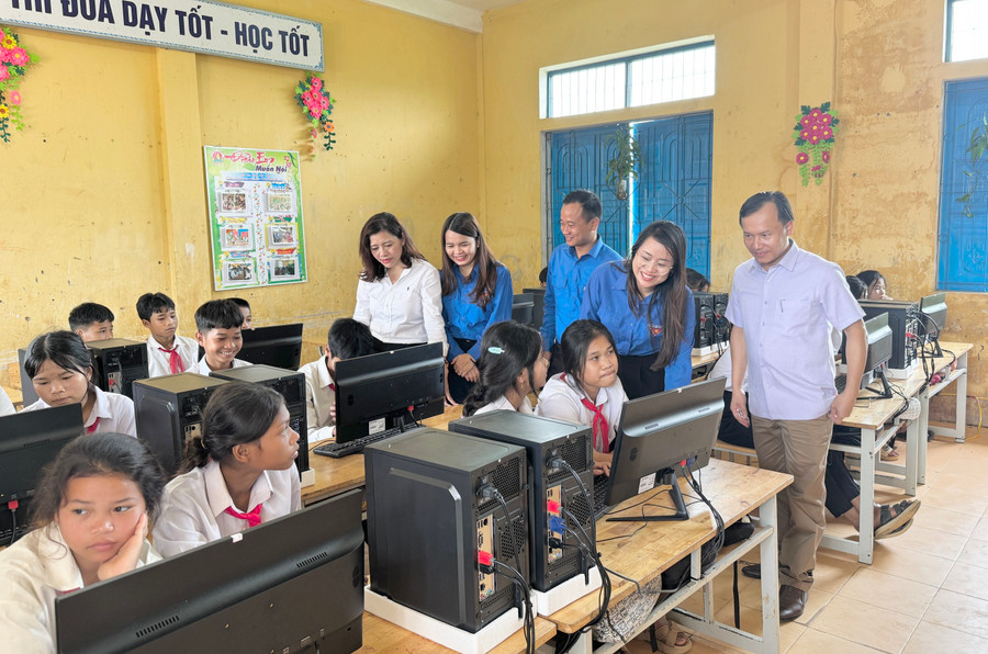 Phòng tin học với các thiết bị máy tính mới. Phòng tin học với các thiết bị máy tính mới.