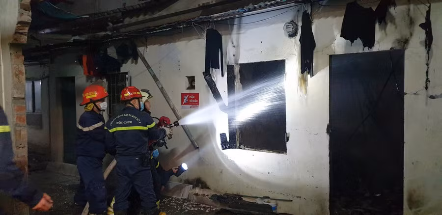 Hà Nội: Căn nhà trong dãy trọ bốc cháy sau tiếng nổ lớn, nghi có người mắc kẹt ảnh 3