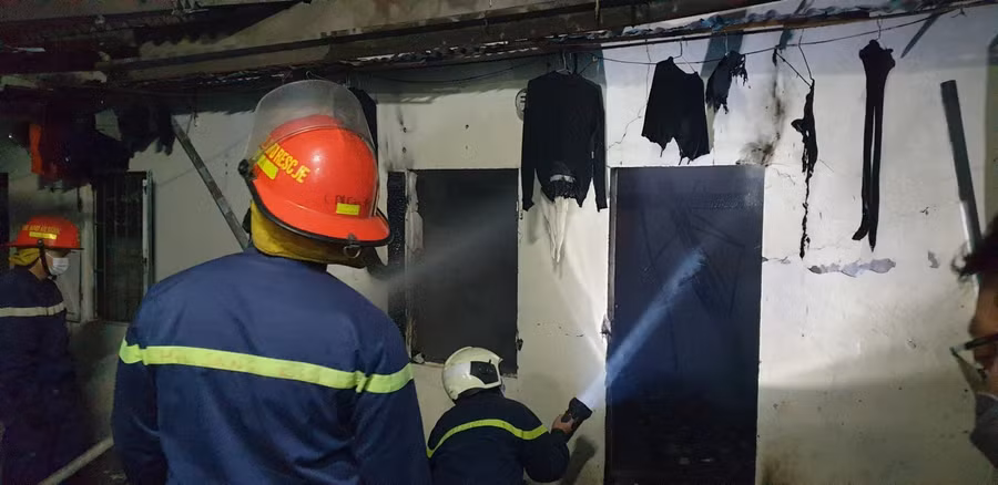 "Chúng tôi nghi ngờ là nổ khí gas vì tiếng nổ rất lớn. Ngoài ra khả năng có người mặc kẹt trong nhà", anh Phương cho biết thêm.