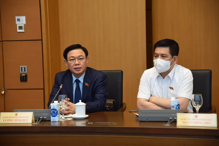 Chủ tịch Quốc hội Vương Đình Huệ (bên trái) phát biểu tại phiên thảo luận tổ - chiều 24/7. Ảnh: Quang Khánh