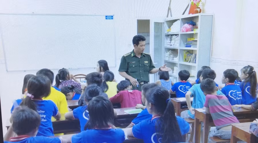 Lớp học của Thiếu tá Nguyễn Văn Tưởng đều đặn hoạt động vào các buổi tối trong ngày. Ảnh cắt từ phóng sự.
