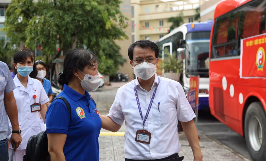 Giám đốc Học viện Y dược học Việt Nam Nguyễn Quốc Huy chúc đoàn thượng lộ bình an, hoàn thành tốt nhiệm vụ