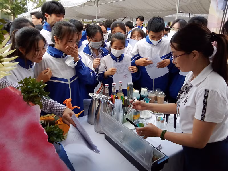 Học sinh tham quan và nghe tư vấn về ngành nghề đào tạo, việc làm... (Ảnh: Diệu Hương).