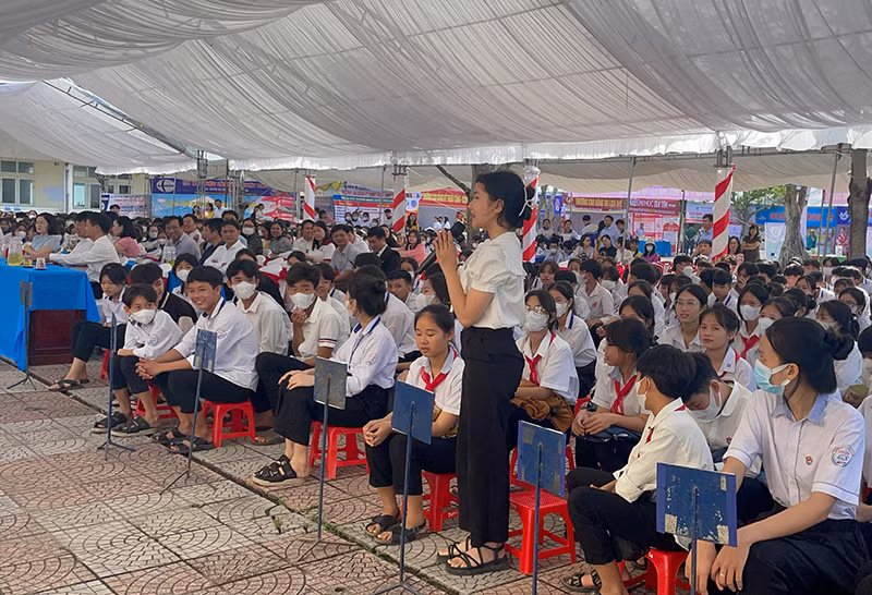 Học sinh trao đổi với các chuyên gia, nhà quản lý về tuyển sinh, thông tin về ngành nghề, nhu cầu tuyển dụng... (Ảnh: Diệu Hương).