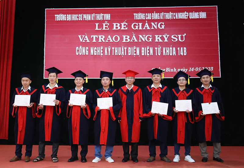 Trường Cao đẳng kỹ thuật Công - Nông nghiệp Quảng Bình bế giảng và trao bằng tốt nghiệp lớp Công nghệ kỹ thuật điện, điện tử K14B.