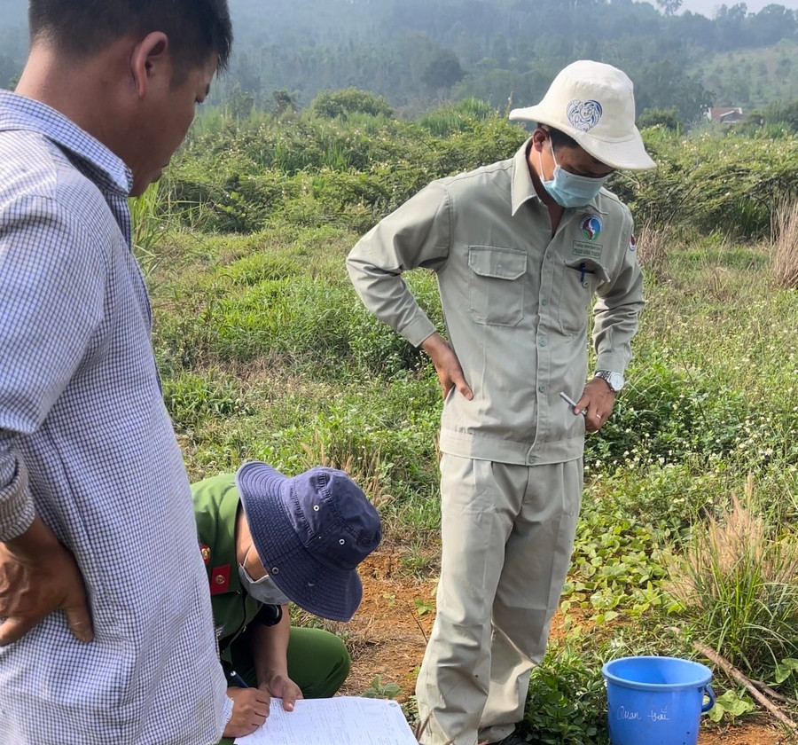 Cơ quan chức năng lập biên bản xử lý hành vi vi phạm của chủ trại heo. (Ảnh: TT) Cơ quan chức năng lập biên bản xử lý hành vi vi phạm của chủ trại heo. (Ảnh: TT)