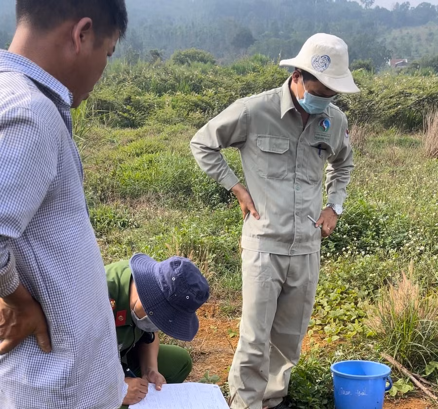 Cơ quan chức năng lập biên bản xử lý hành vi vi phạm của chủ trại heo. (Ảnh: TT)
