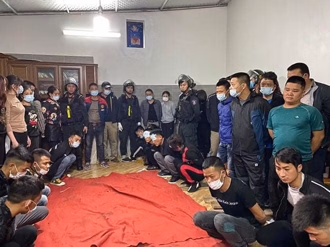 Các đối tượng bị cơ quan chức năng bắt giữ về hành vi đánh bạc và tổ chức đánh bạc